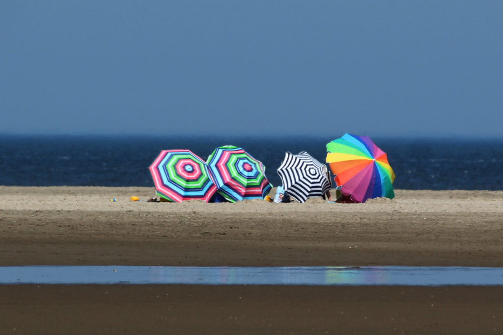 Sonnenschirme am Strand- Slow Travel Blog