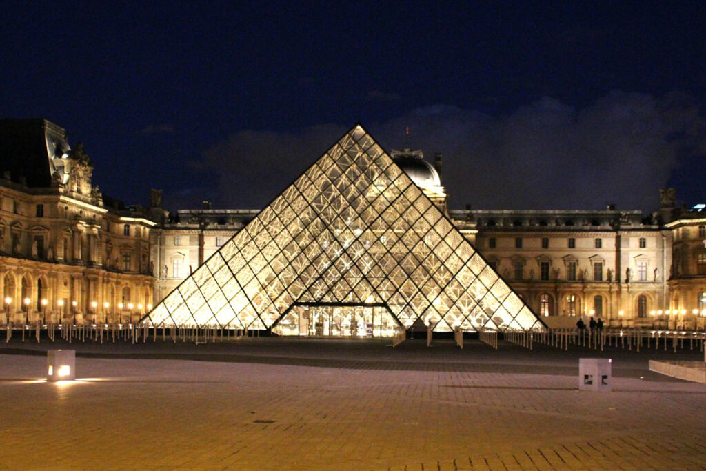 Louvre bei Nacht Paris
