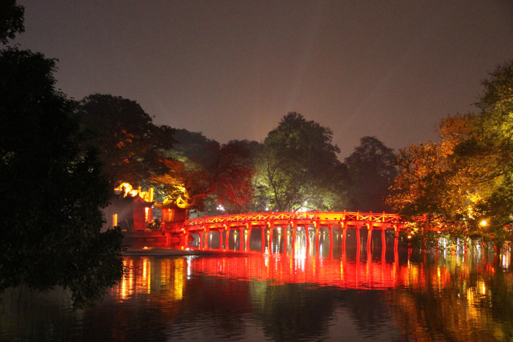 rote Brücke über den Hoa Kiem See Hanoi