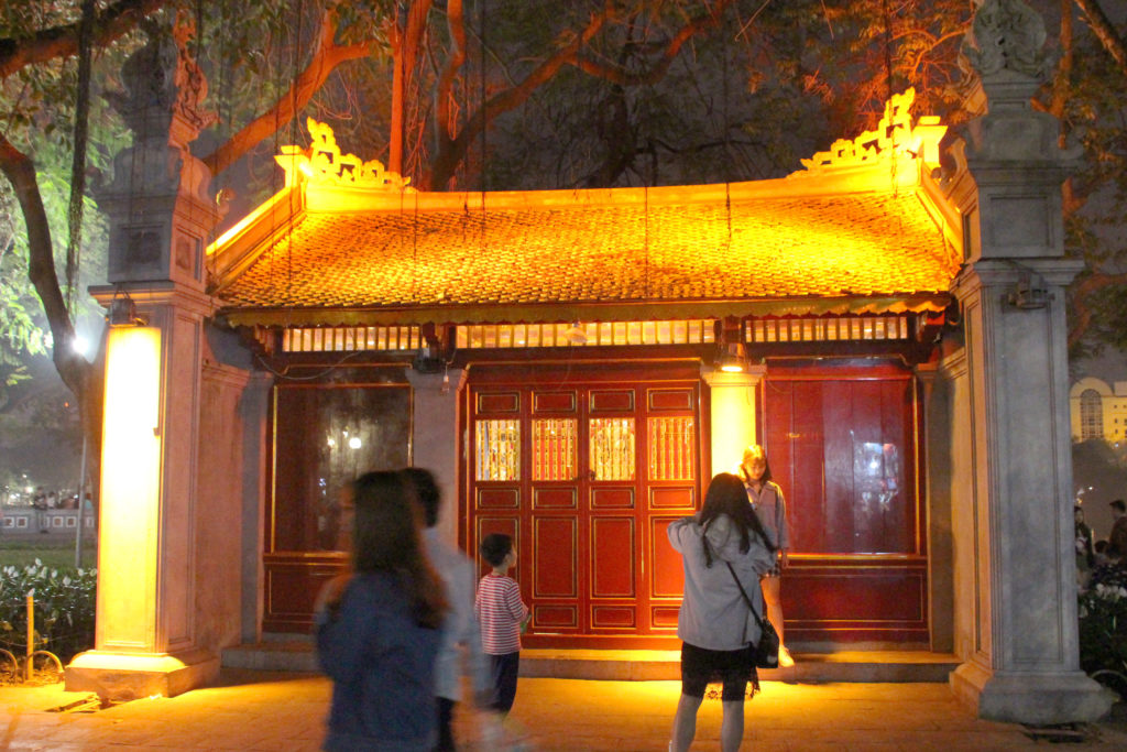 Zugangstor zum Jadebergtempel im Hoa Kiem See Hanoi