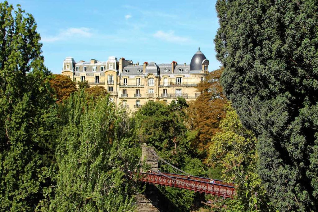 Blick auf die Eiffelbrücke im Park Buttes Chaumont Paris romantisch