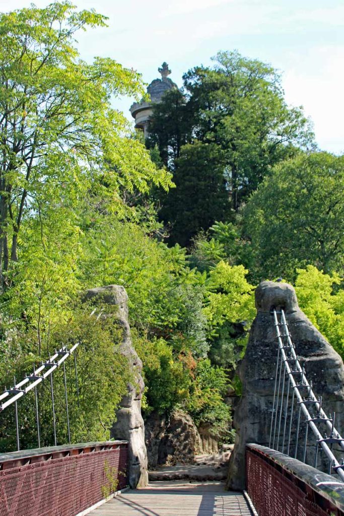 Detailansicht Gustav Eiffel Brücke im Park Buttes Chaumont Paris