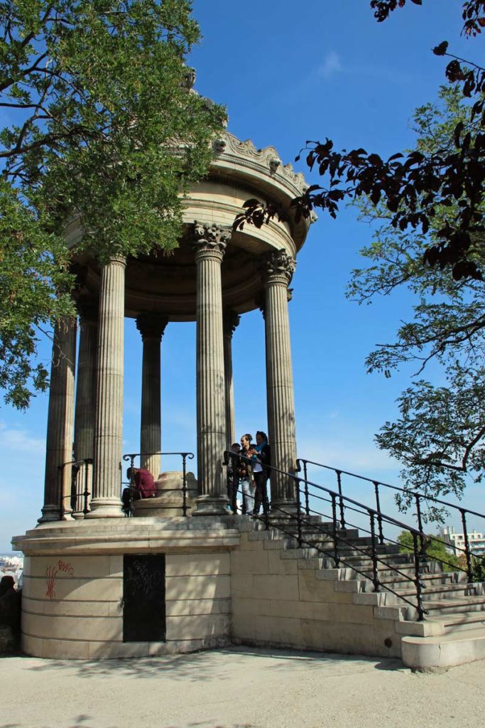 Pavillion im Park Buttes Chaumont Paris romantisch