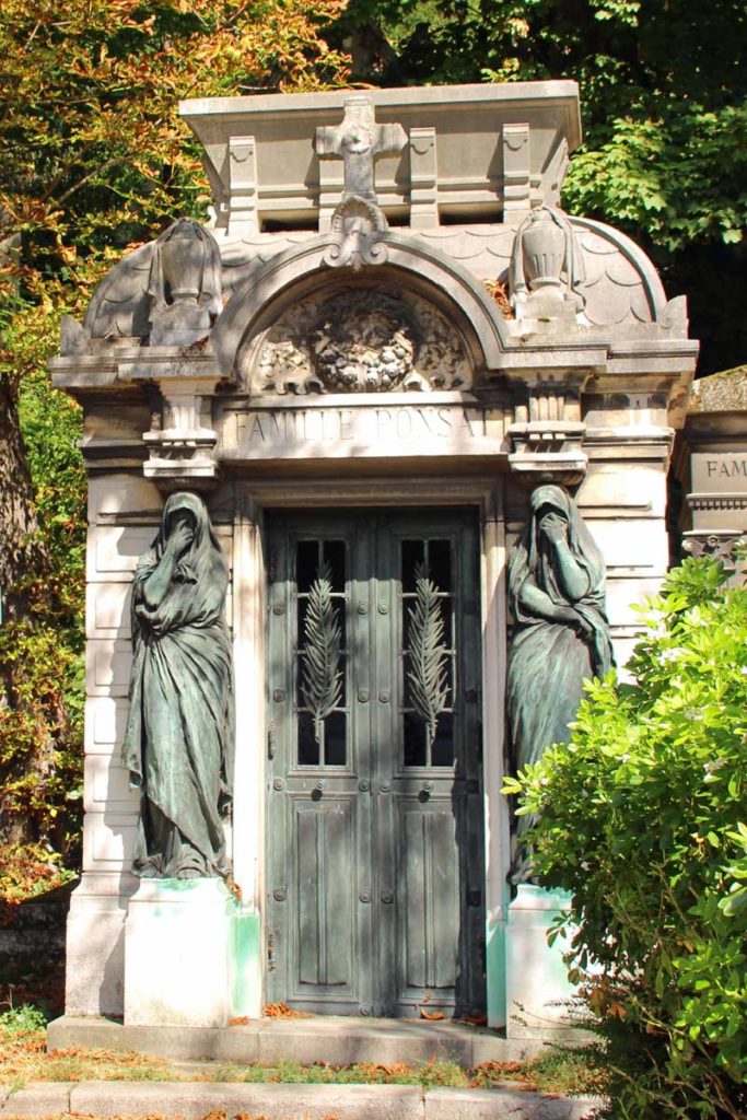 Außergewöhnlicher Grabstein auf dem Friedhof Pere Lachaise