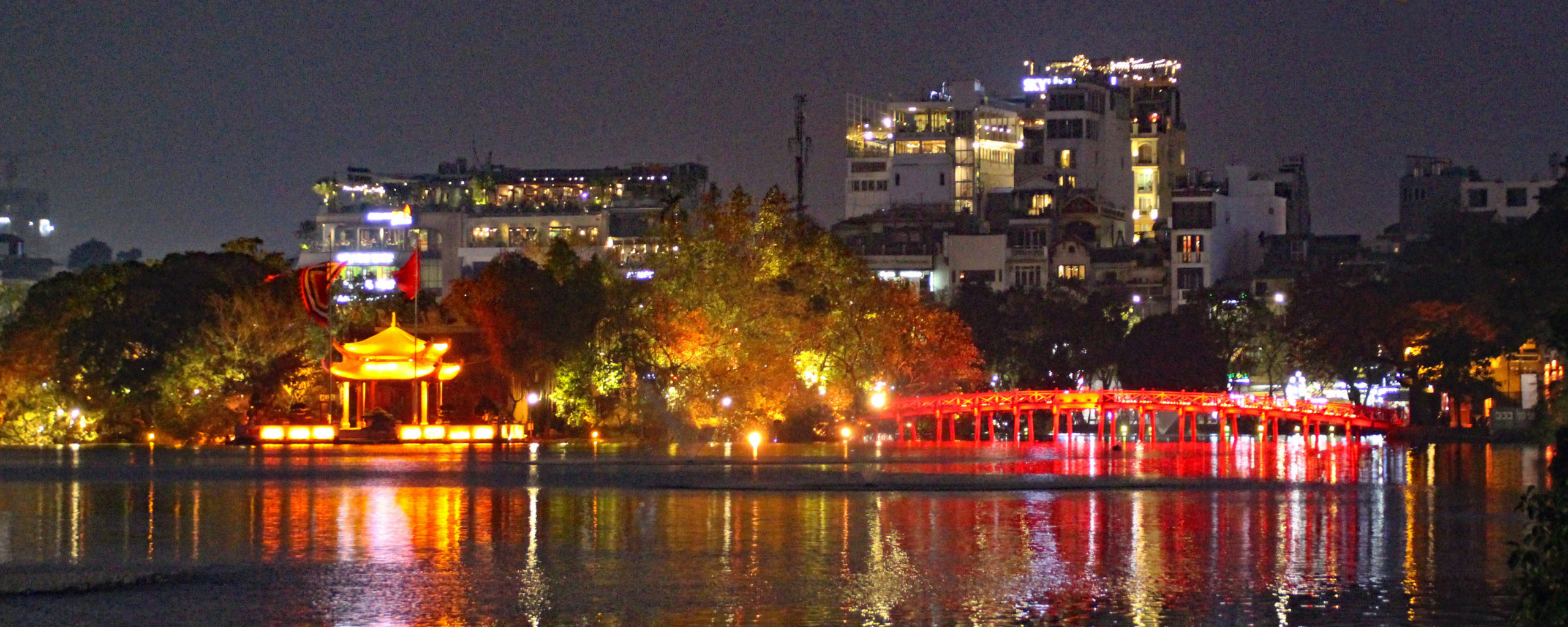Hanoi bei Nacht Blick auf den Hoa Kiem See