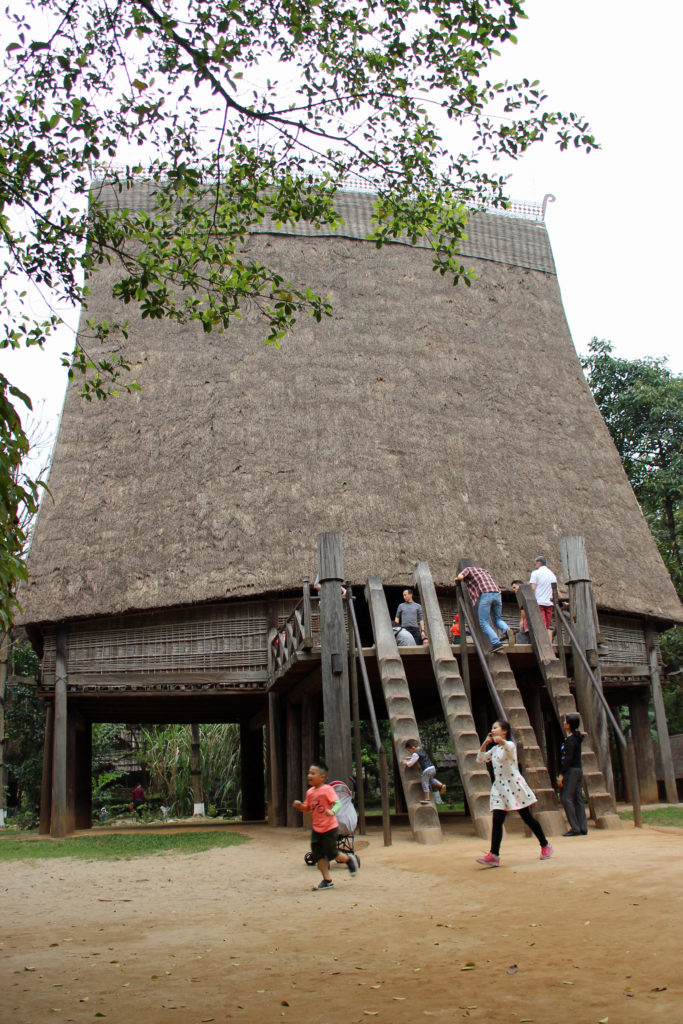 Stammeshaus im ethnologischen Museum Hanoi