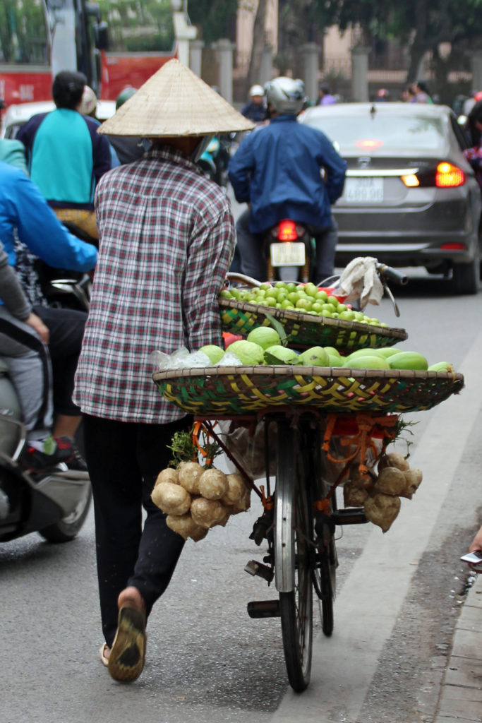 Hanoi Stadt Händler mit Gemüsekörben auf dem fahrrad
