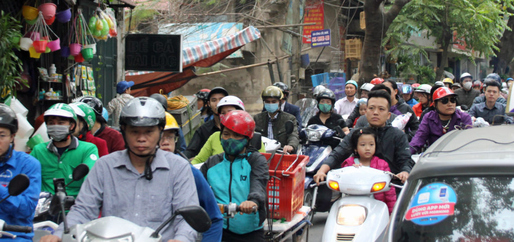 Stau aus Motorrollern in Hanois Rushhouer