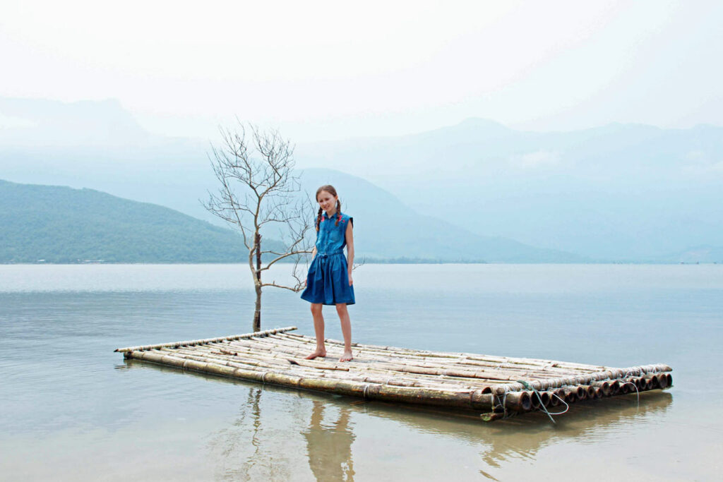 Mädchen auf Floss alleine