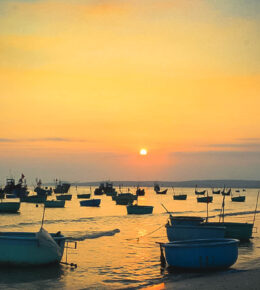 Mui Ne strand Vietnam mit Fischerbooten