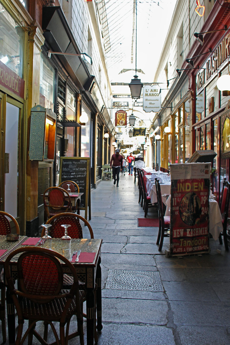 Bistro in einer Passage in Paris