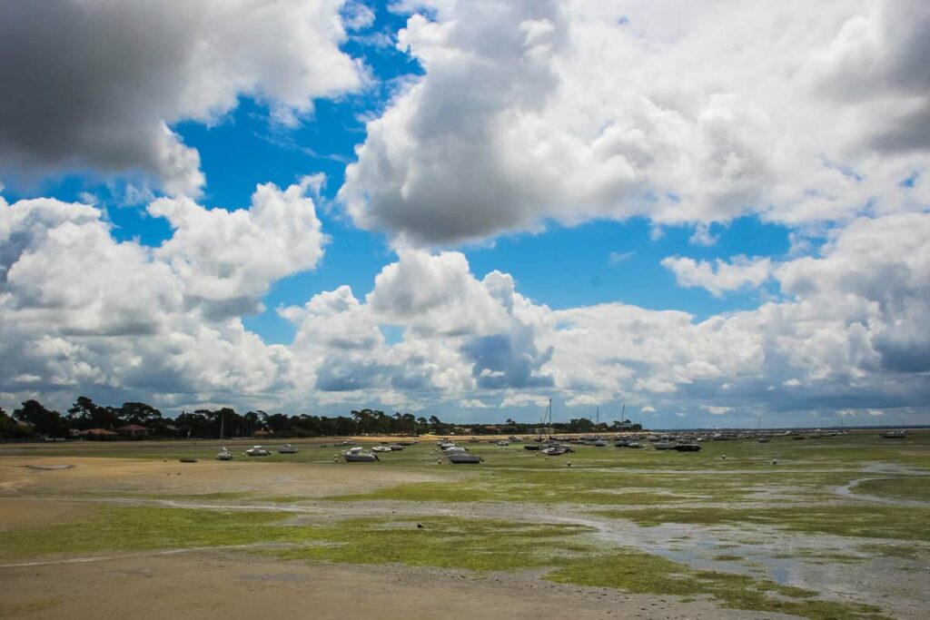 boote bei Ebbe im Bassin Arcachon