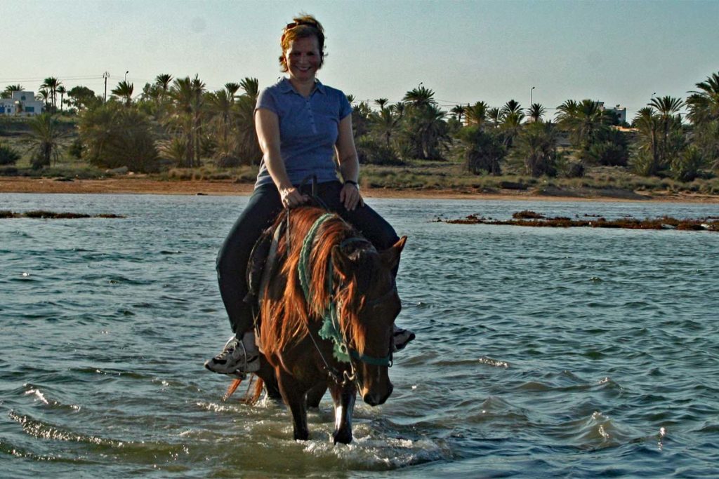 Christiane auf dem Pferd im Wasser