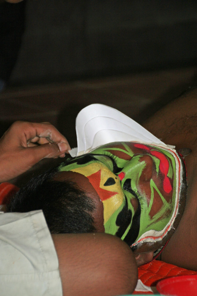Anlegen der Kathakali Maske