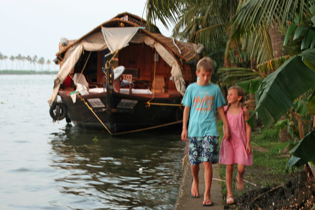Kinder vor Hausboot in Kerala