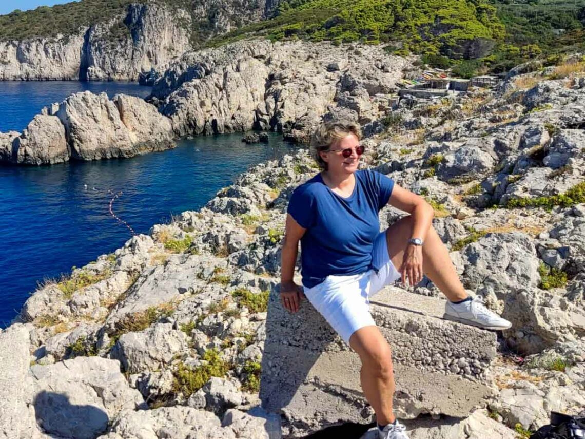 Solotravel Frau alleine auf Felsen