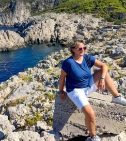 Solotravel Frau alleine auf Felsen