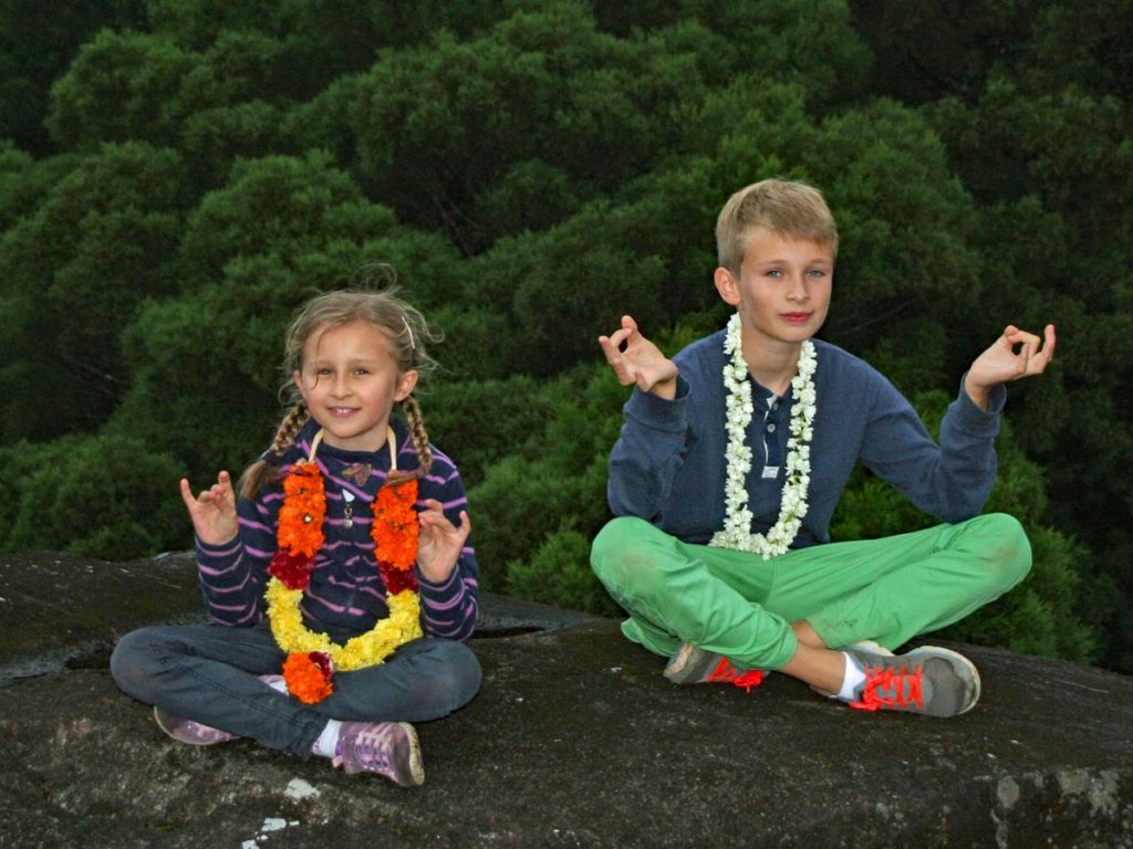 Kinder auf einem felsen