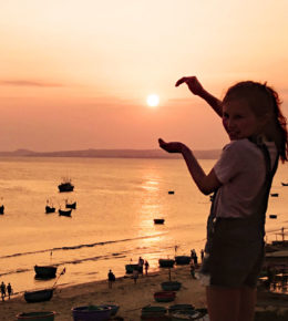 Kind das die Sonne einfängt mit den Händen