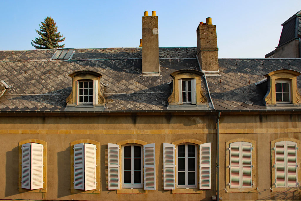 Blick aus einem fenster auf die Fassade mit Fensterläden