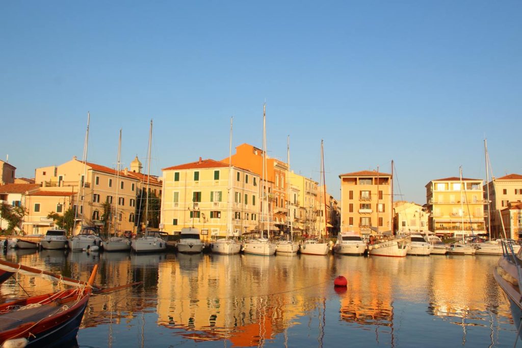 Italien Sardinien Hafenblick Santa Teresa