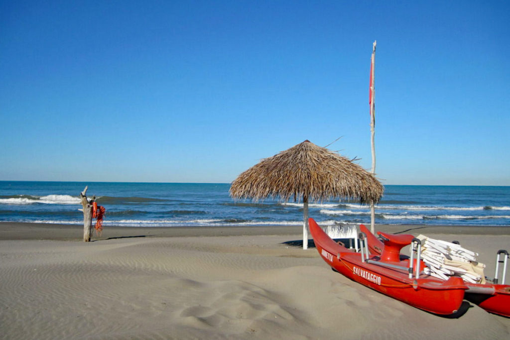 Rettungsboot am Strand von Forte dei Marmi