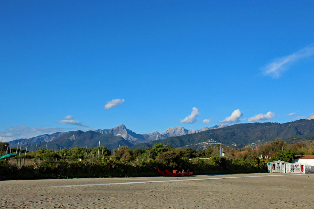 Versilia Küste Blick auf die appeninen
