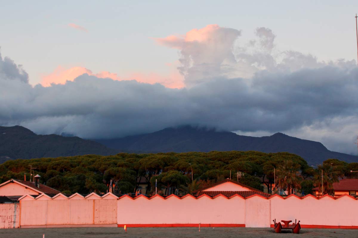 Strabdbuden mit den Appeninnen im Abendlicht