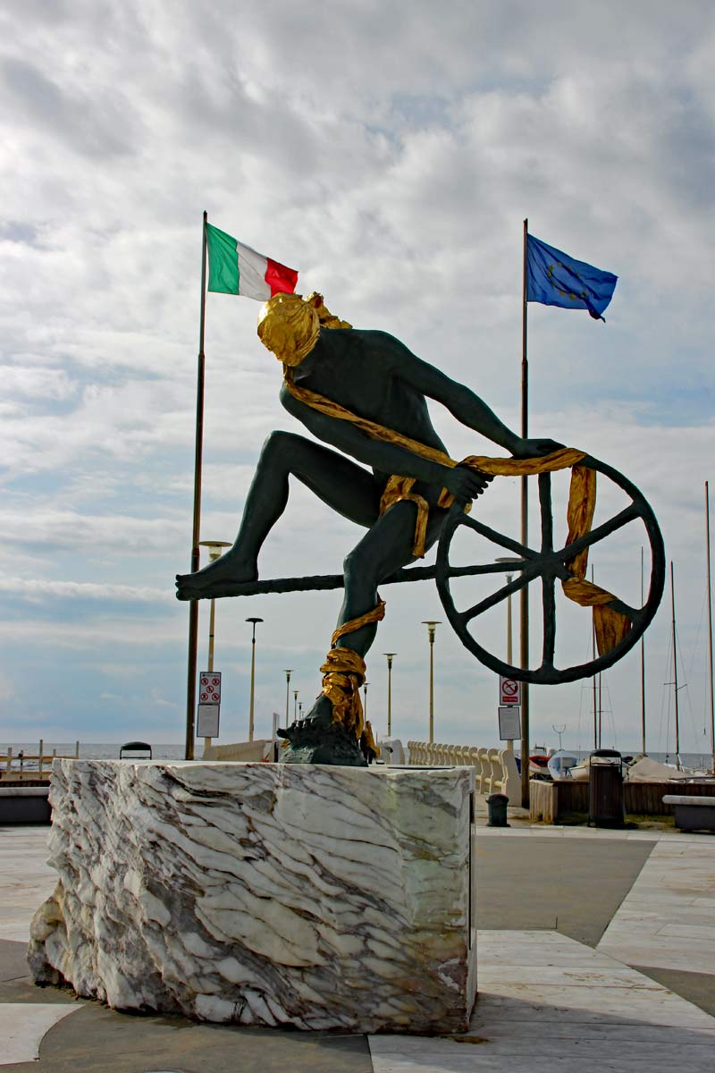 Figir auf der Pontile Forte dei Marmi