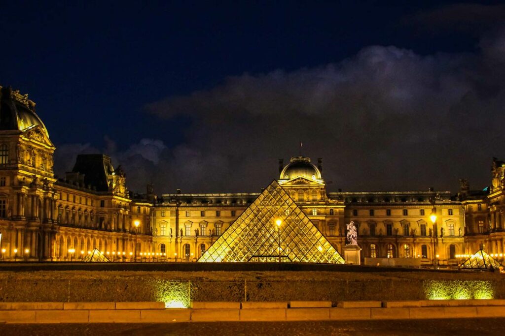 Louvre bei Nacht Paris