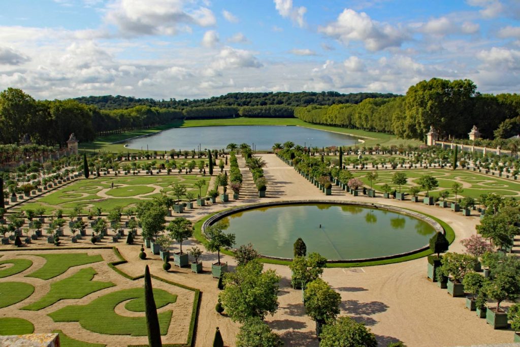 Blick über die gesamte Orangerie bis zum See