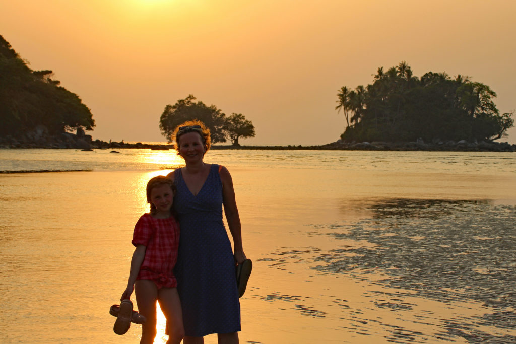 Christiane vor den Felsen in der Nai yang Bucht