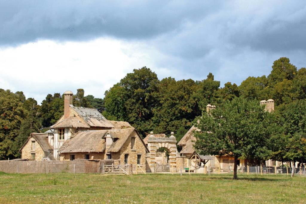 Blick auf die Häuser Hameau de la Reine