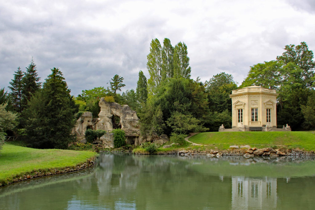 Pavillion und Grotte im schlosspark Versaille