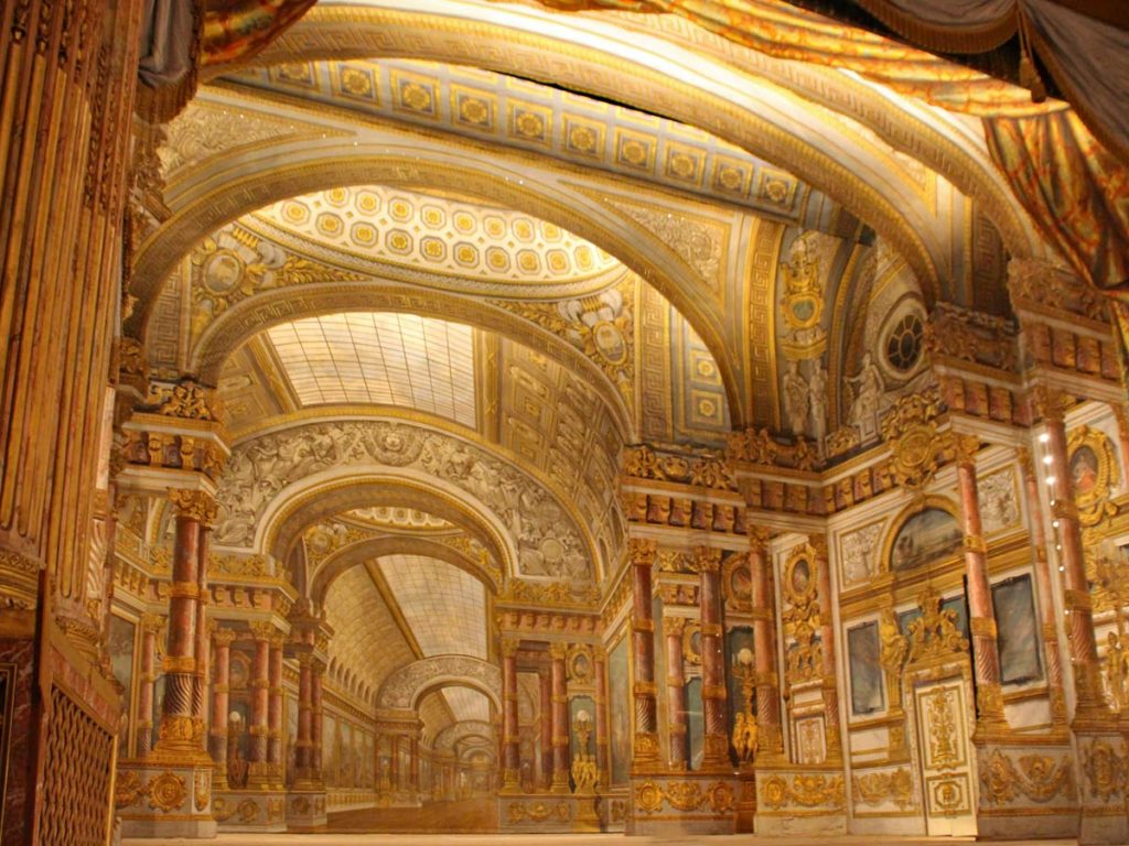 Theaterbühne im Schloss Tehater