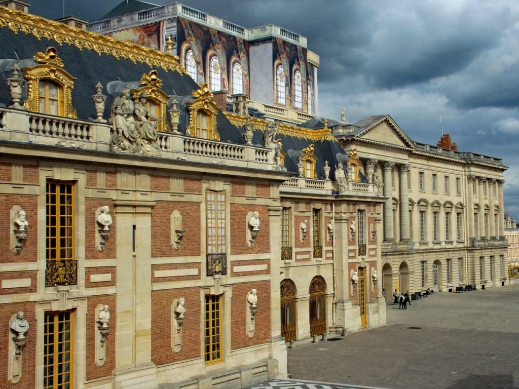 Seitenblick auf die Fassade des Schlosses