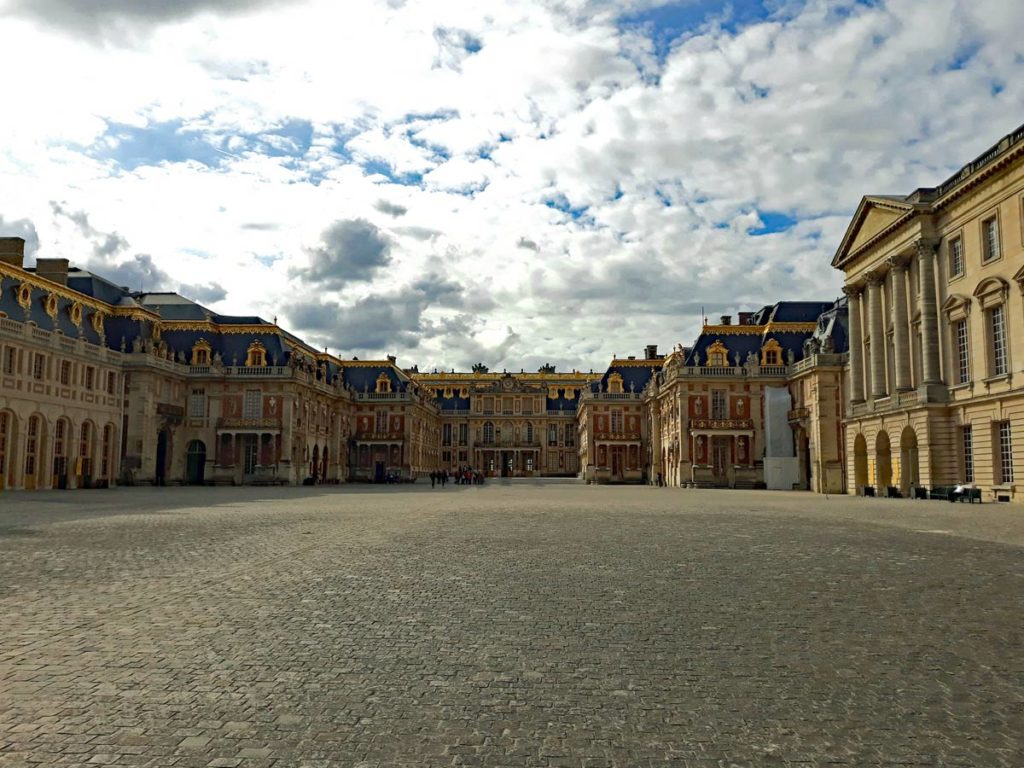 Blick auf die Fassade von Versaille