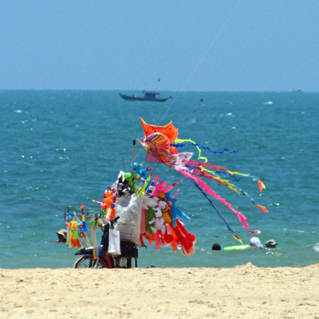 Fahrrad mit Strandspielzeug in Mui Ne Vietnam