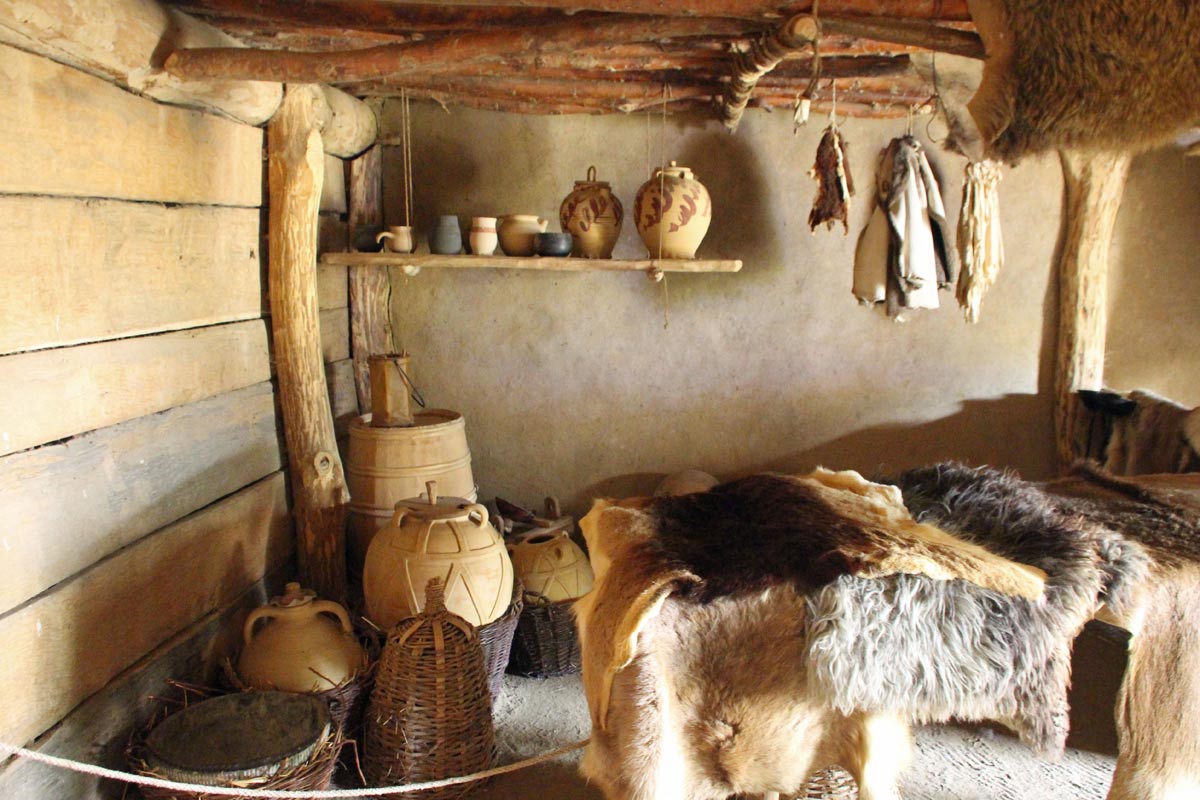 Haithabu Hütte innen