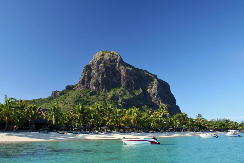 Berg Le Morne vom Meer aus mit Boot davor