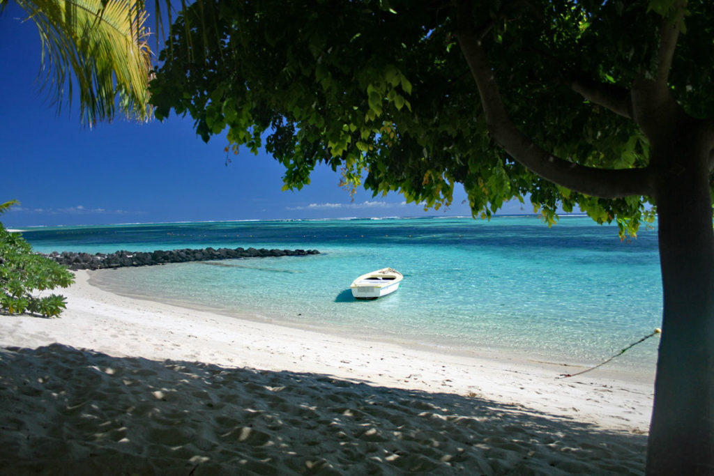 Boot im türkisblauen Meer auf Mauritius