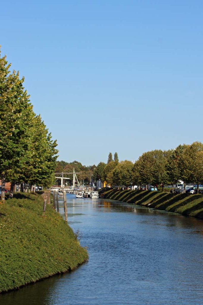 Gracht mit Booten Brielle