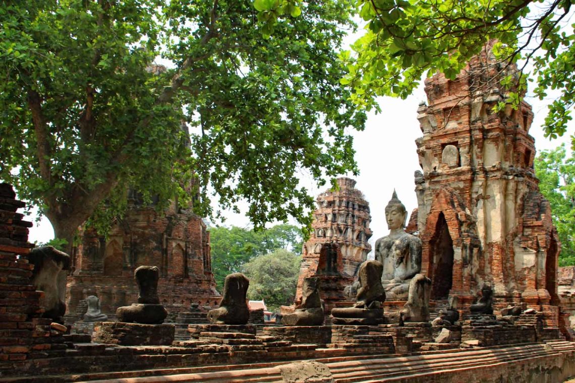 Ayutthaya Tempel mit sitzendem Buddha