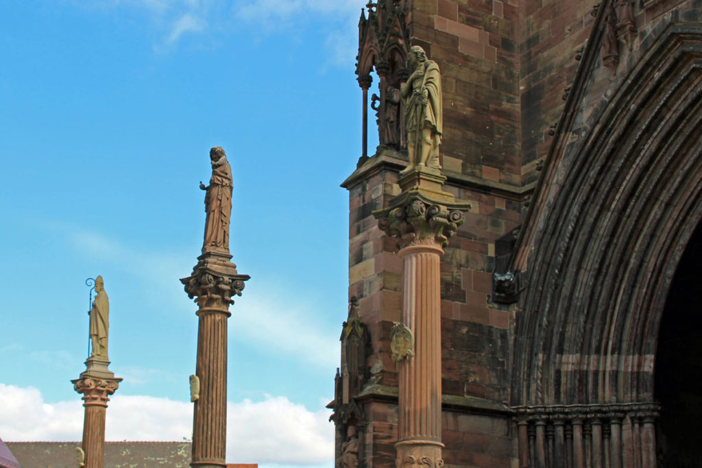 Figuren vor dem freiburger Münster