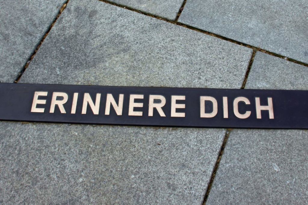 Erinnere Dich Schriftzug Platz der Synagoge