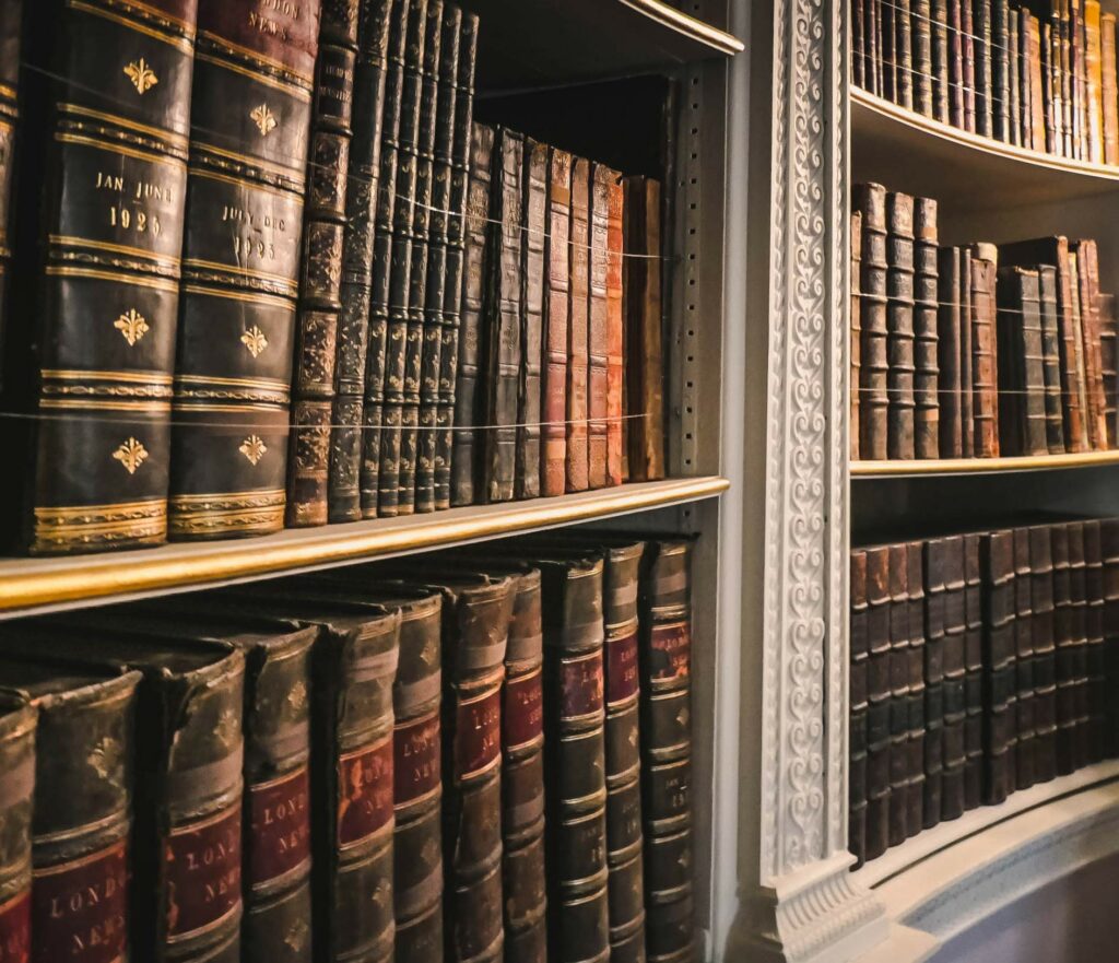 alte Bücher in einem Regal