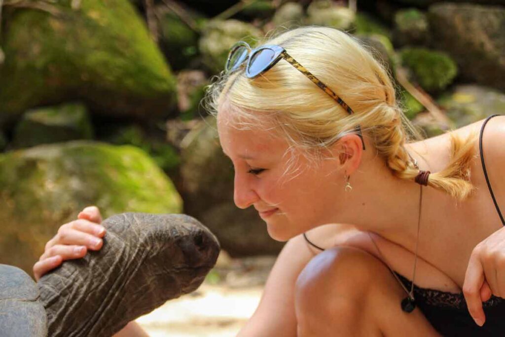 Kind mit Schildkröte