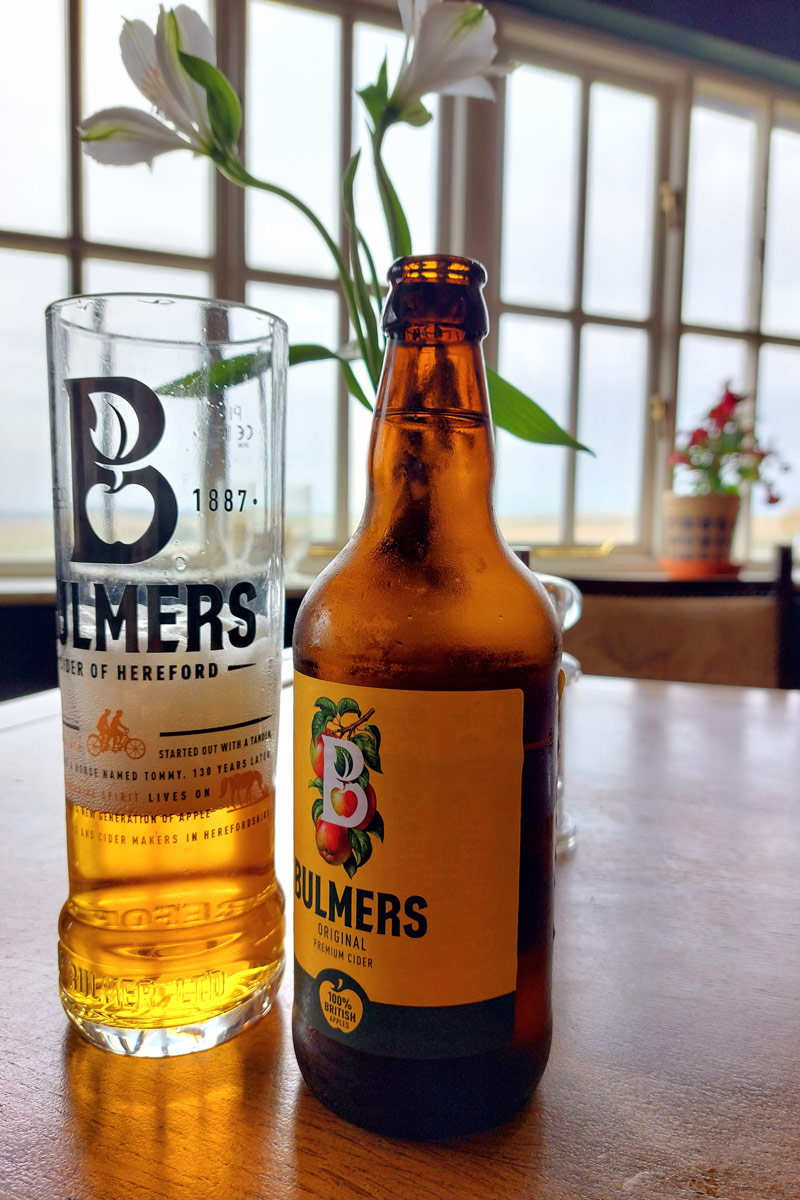 Ciderglas und Flasche