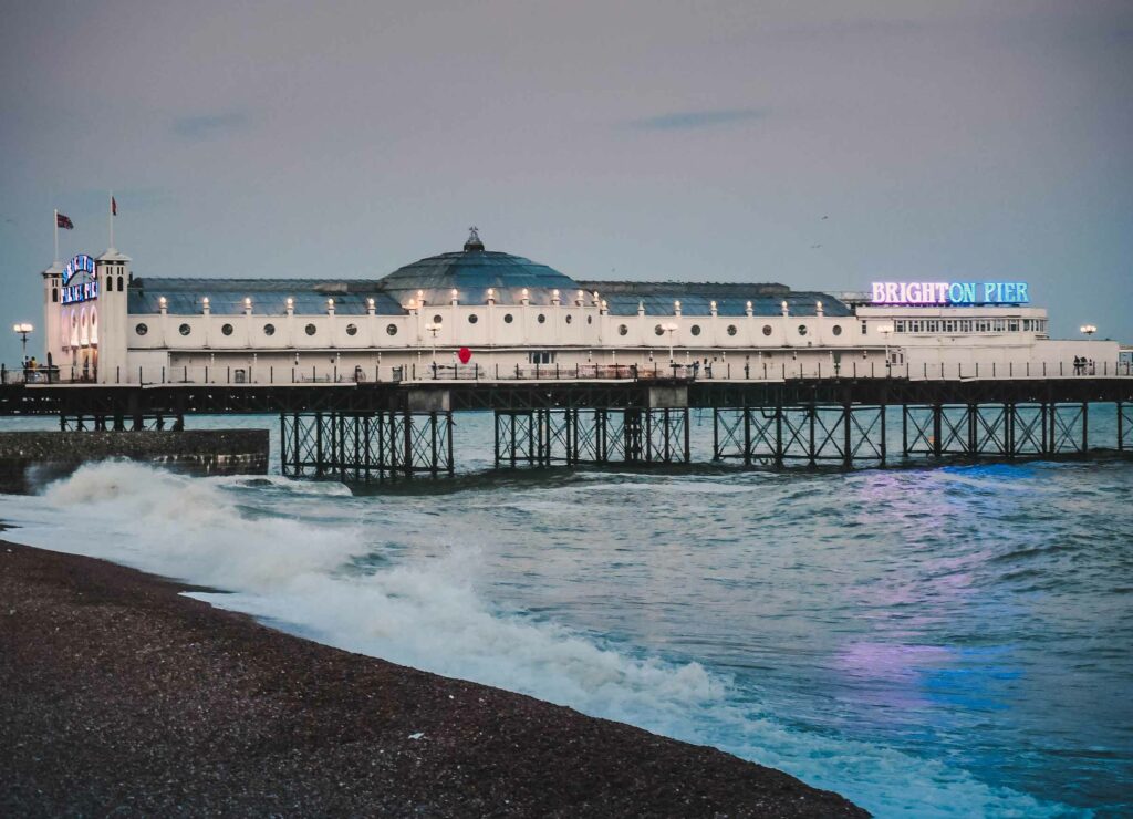 palace pier brighton nachts
