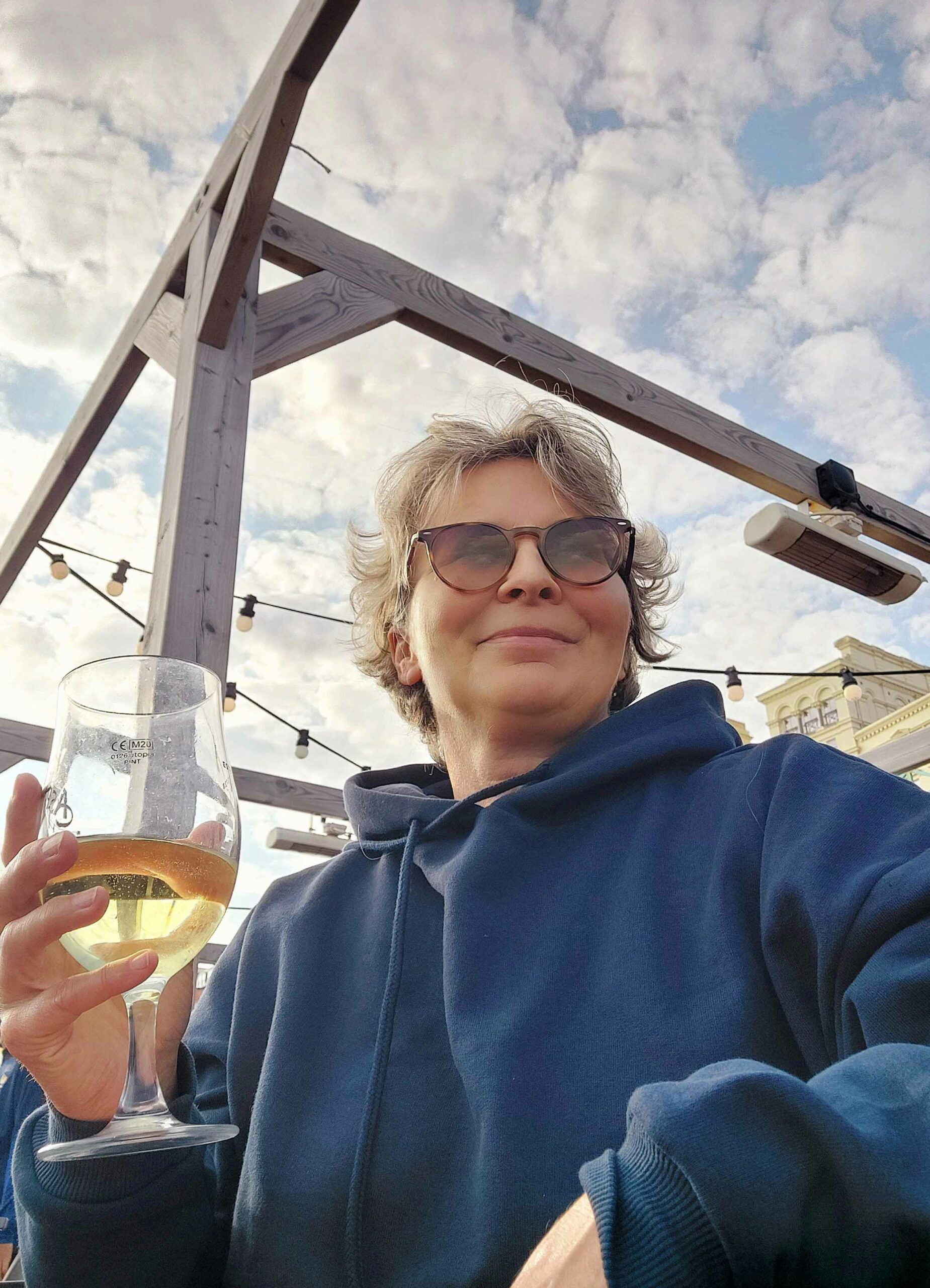 Christiane mit Cider in der Hand